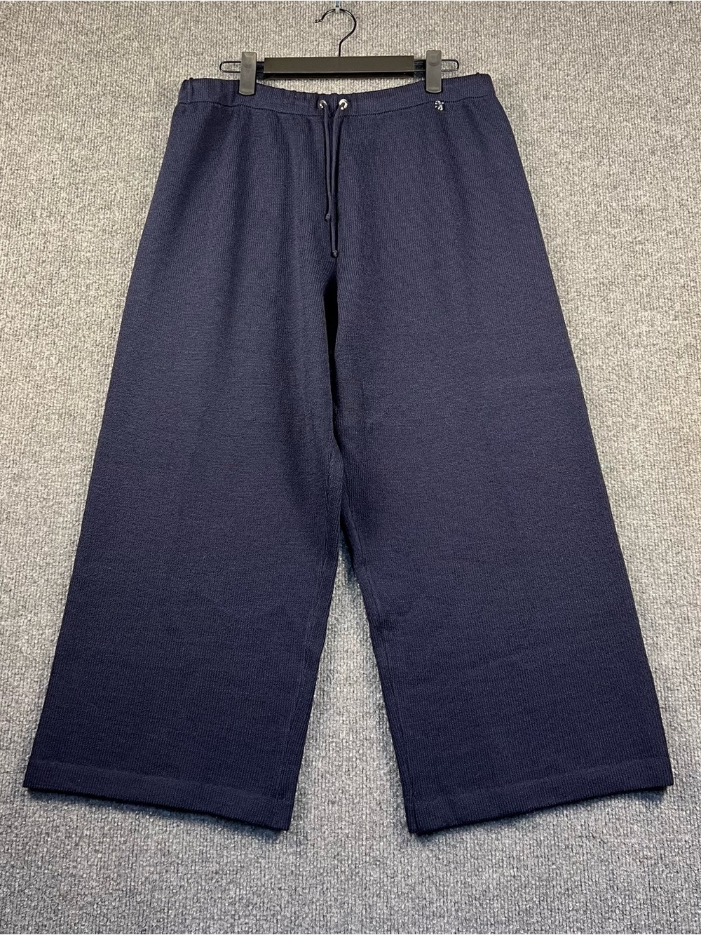 St. John Sport Pants Size M Navy Blue Capri Sweater Pants (80% wool 20% rayon)